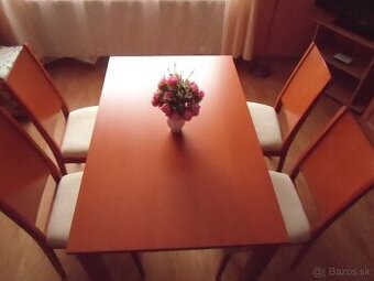 Kvalitný kuchynský stôl
