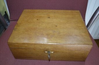 predam - krasna starozitna drevena skrinka