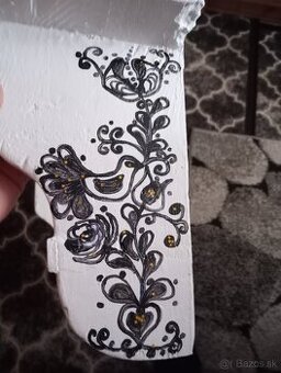 Nástenná polica s ornamentom
