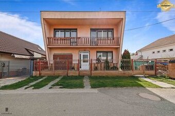 Rodinný dom s vedľajšou stavbou v Tešedíkove.