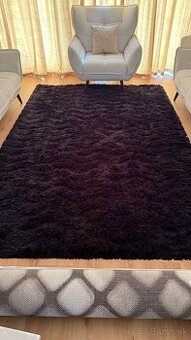 Velky cierny koberec s dlhym vlasom 200x330