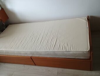Rozkladacia posteľ s matracom a úložným priestorom