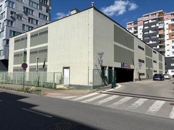 Predaj garážového státia v parkovacom dome na Mraziarenskej 