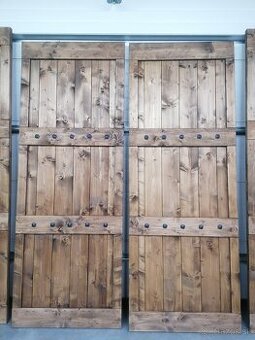 Stodolové posuvne dvere s ozdobnými klinmy