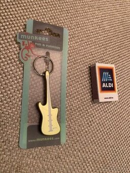 Predám PRE GITARISTOV milý darček-otvárak a prívesok GITARA