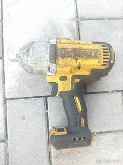 DeWALT rázový uťahovák