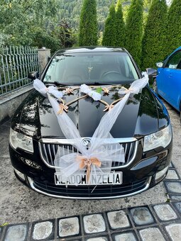 Svadobná výzdoba na auto
