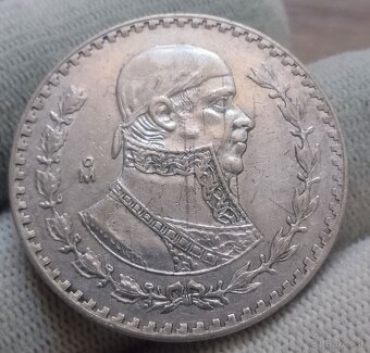 Strieborné mince Mexika.