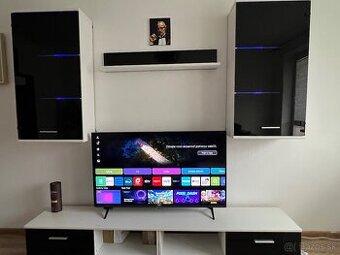 Osvetlená obývacia stena