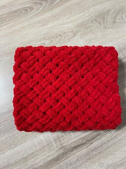 Háčkovaná červená deka z jemnej eco vlny