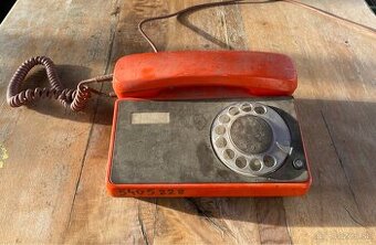 Retro telefón TESLA Stropkov – oranžová klasika
