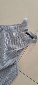 Voľné lesklé plisované šaty - 1