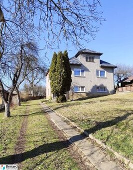 VEĽKÝ RODINNÝ DOM S KRÁSNYM POZEMKOM V OBCI TULČÍK, 2100 m2