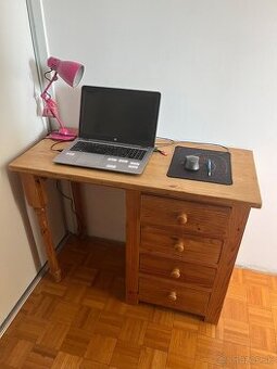 Masívny písací stôl do detskej izby