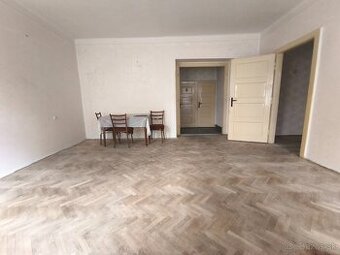 Veľkometrážny 3 izbový byt v pôvodnom stave Levice