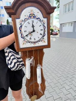 Velke zavesne hodiny (drevo,keramika) s krasnym vzorom