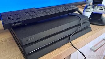 Playstation 4 PRO 1TB plus príslušenstvo hry
