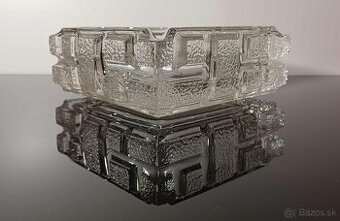 Popolník panelák s nápisom ČSA