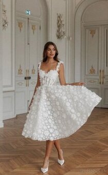 Popolnočné svadobné šaty