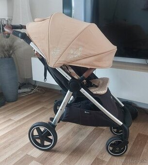 Petite&Mars Royal Heritage bee športový kočik