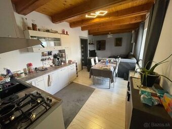 Rodinný dom 7-izbový na bývanie, podnikanie v obci Bystrička