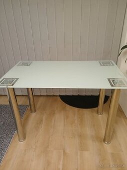 Skleneny jedalensky stol