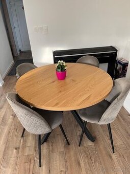 Okruhly jedalensky stol