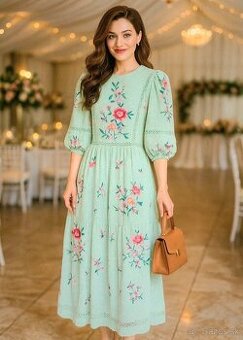 Sexi vyšívané midi šaty v jemnej mentolovej farbe