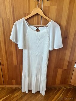Plysované šaty biele