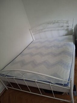 Postel s rostom, matracom a vrchnym matracom