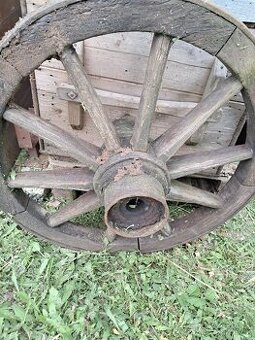 Staré pôvodné koleso z voza