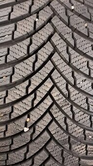 Predám 1ks pekná zimná 215/60r16-99H Firestone