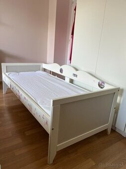 Detská masívna posteľ