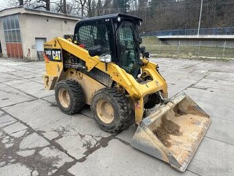 Smykový nakladač CAT 246D