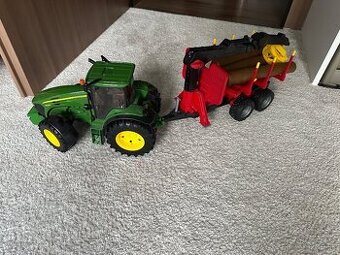 Hrackarsky traktor s vleckou