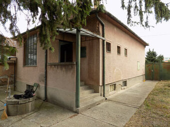 Na predaj 2 izb. dom v Nových Zámkoch- záhrada 569m2 .