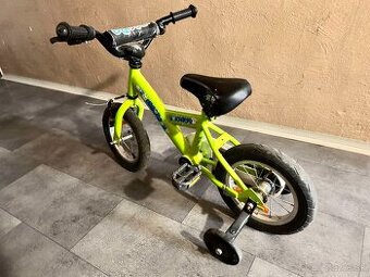 Detsky bicykel s pomocnymi kolieskami