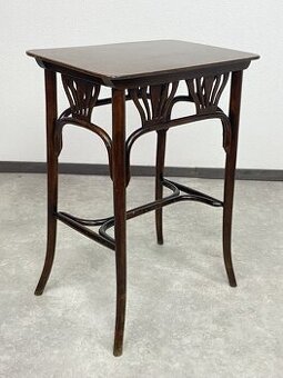 Príručný stolík thonet s vejarovým dekorom