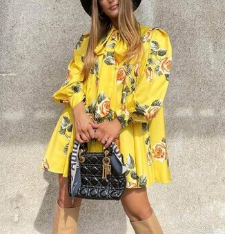 Žltá kvietkovana bluzka