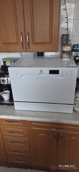 Predám umývačka riadu . 0905468834 .