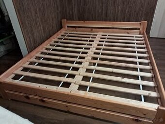 Drevená posteľ  s matracom