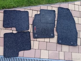 Predám velurove /textilné /auto koberce na opel corsa E.