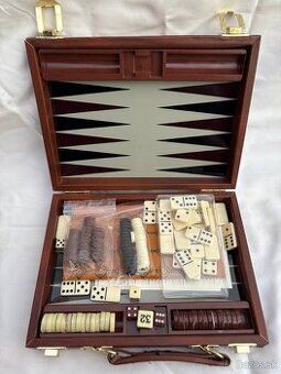 Spoločenské hry v kufríku – šach, domino, žetóny