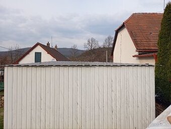 Plechová garáž