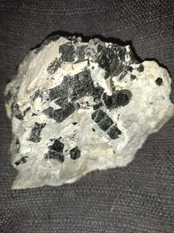 Čierny turmalín v hornine