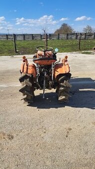 Kubota B7000