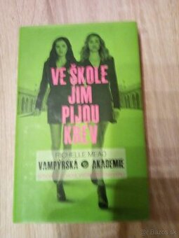 Ve skole jim pijou krev