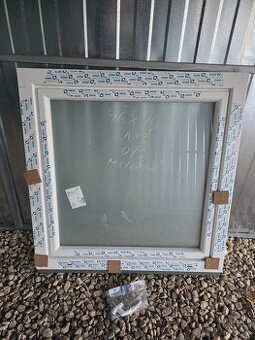 Nové plastové okno 96x96 lavé mliecne sklo