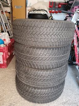 Predám zimné pneumatiky Vredestein 215/55R17 98V