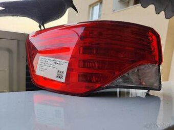 Zadné ľavé svetlo Avensis sedan